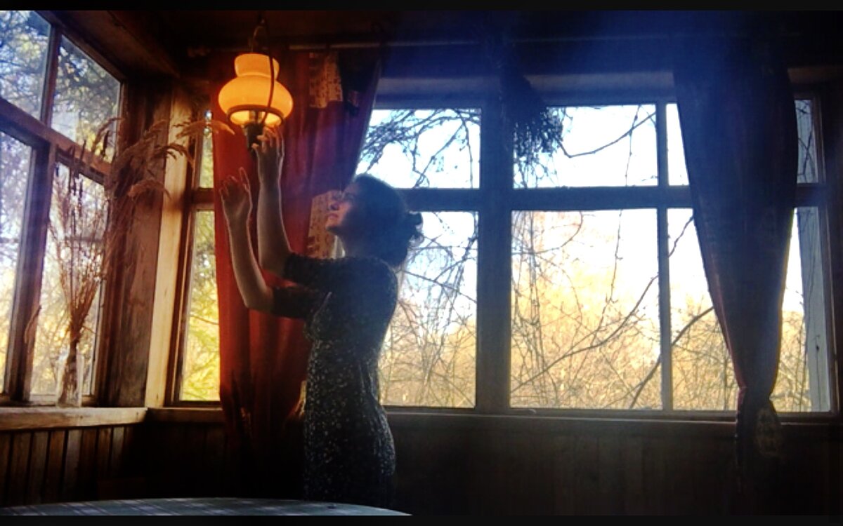 Это веранда. Штатива не было, Саша соорудила пирамидку из табуреток )) и поставила на нее телефон. 