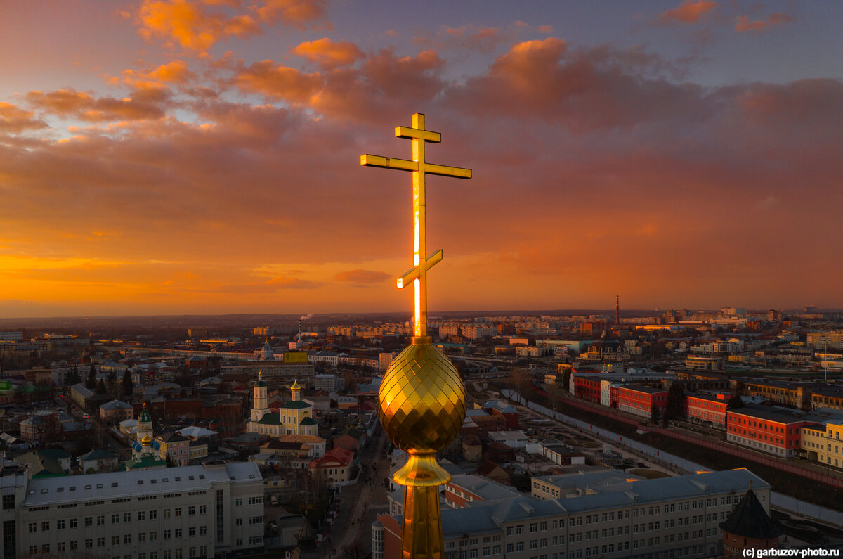 купола в солнце храм