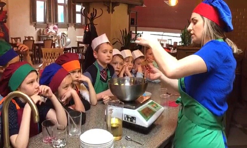 Очень внимательно слушают 