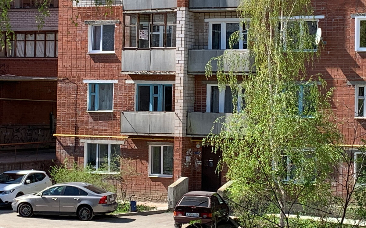 Окна Победы в доме напротив. Найдите, кто из жителей принял участие в акции