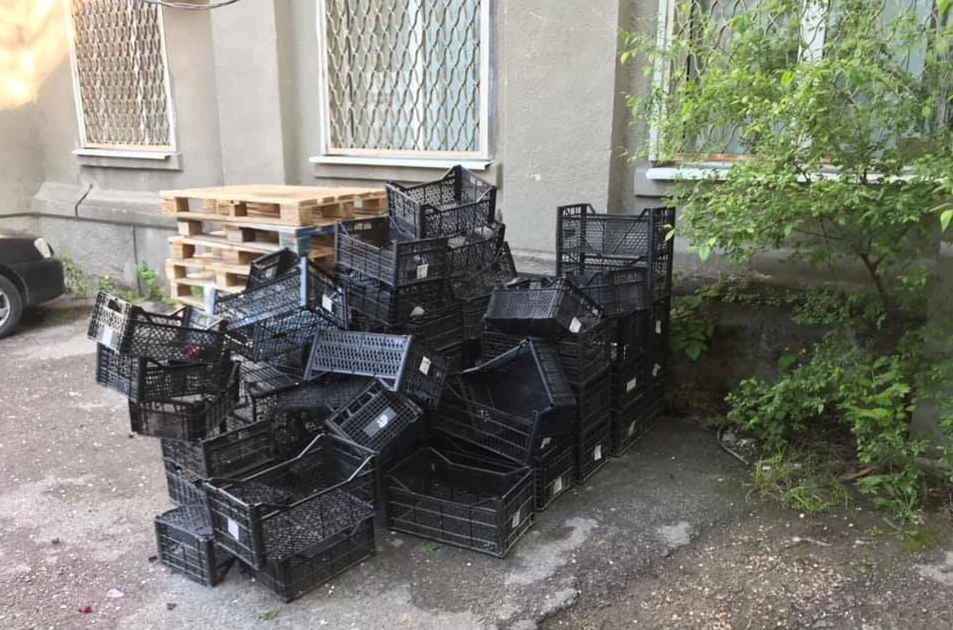 Ящики на свалку.