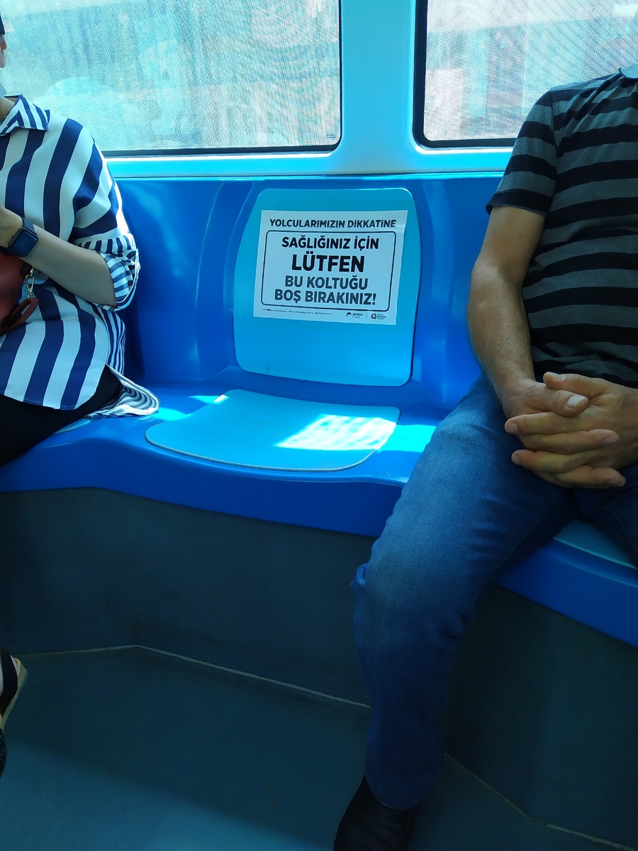 Напоминание на сидениях в трамвае, чтобы пассажиры оставили это сидение свободным. Таким образом все соблюдают дистанцию.