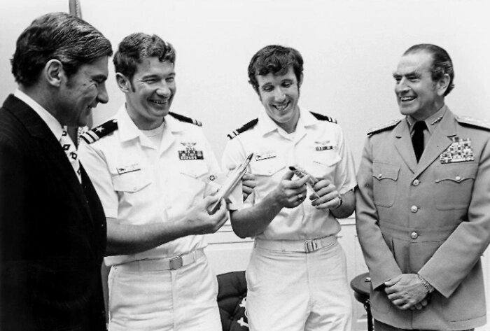 Каннингем и Дрисколл (в центре, слева - направо)