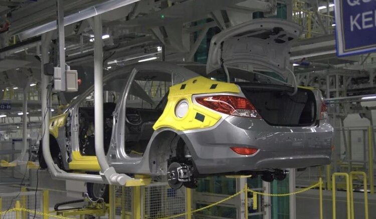 Hyundai Solaris на конвейере . 