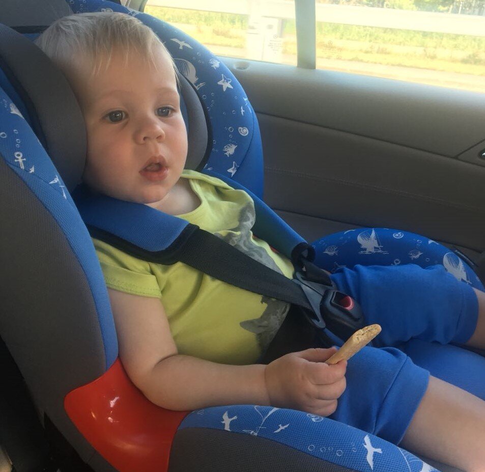 Младший сын в автокресле. Фото автора канала https://zen.yandex.ru/rastimdetej