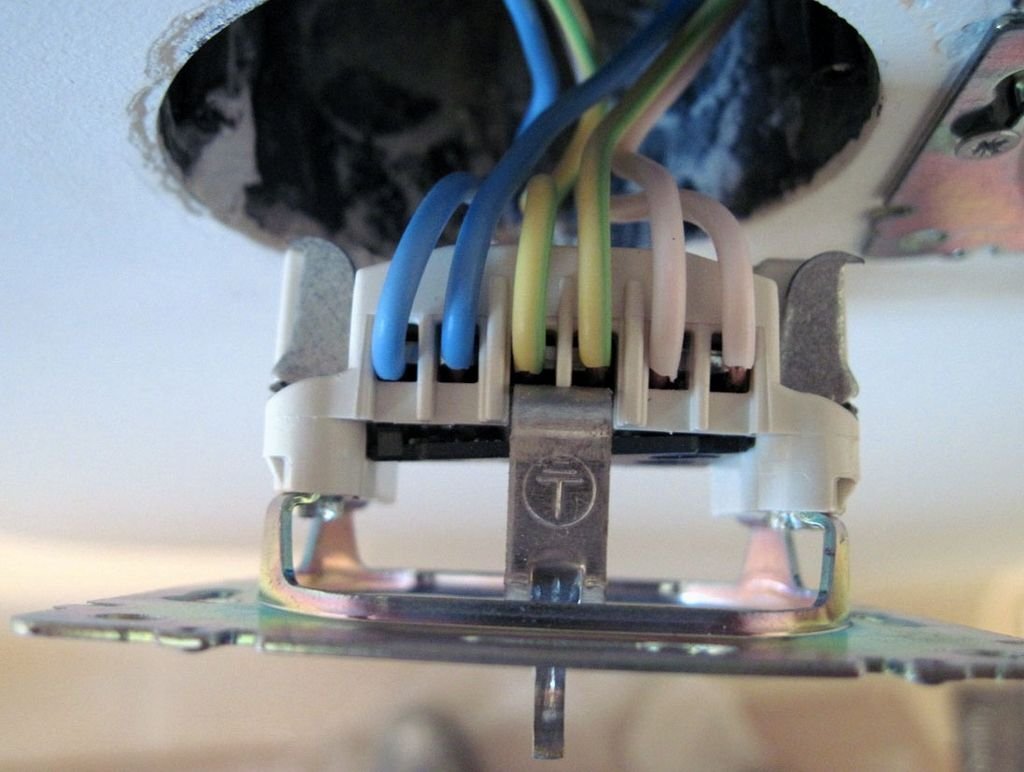 Рисунок 2: Подключение «шлейфом» непосредственно на самой розетке