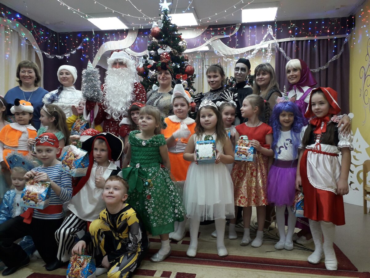Наши воспитатели и дети на новогоднем празднике 