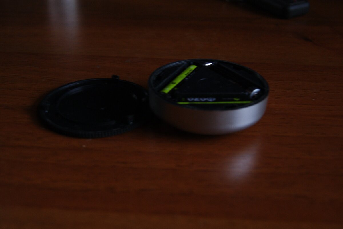 Это вид со снятой задней крышкой. Как мы видим, запитывается он от 3-х  батареек AAA (мизинчиковая батарейка). 