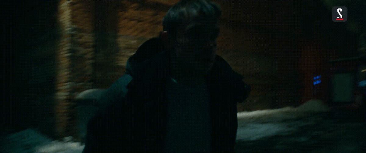 Такой движение камеры логично и уместно в этой сцене. Потому что это очень напряженный  и важный момент фильма.