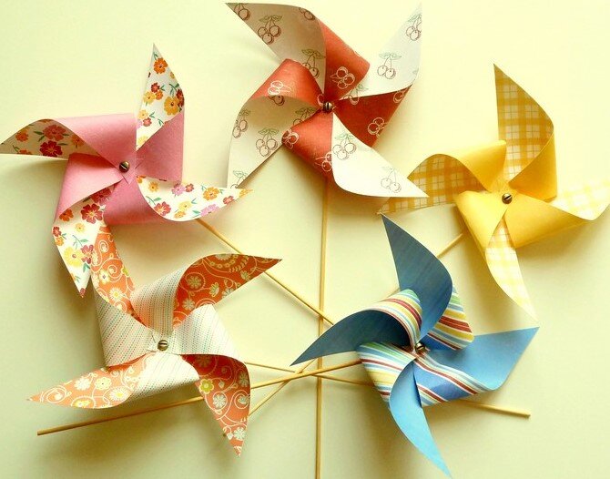 Шпажка, бумага и маленький гвоздик=ветрячок.