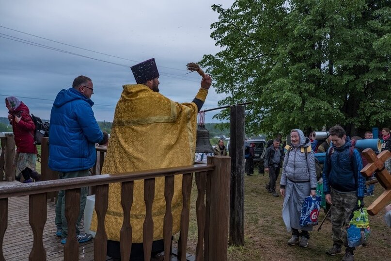         Батюшка окропляет святой водойou