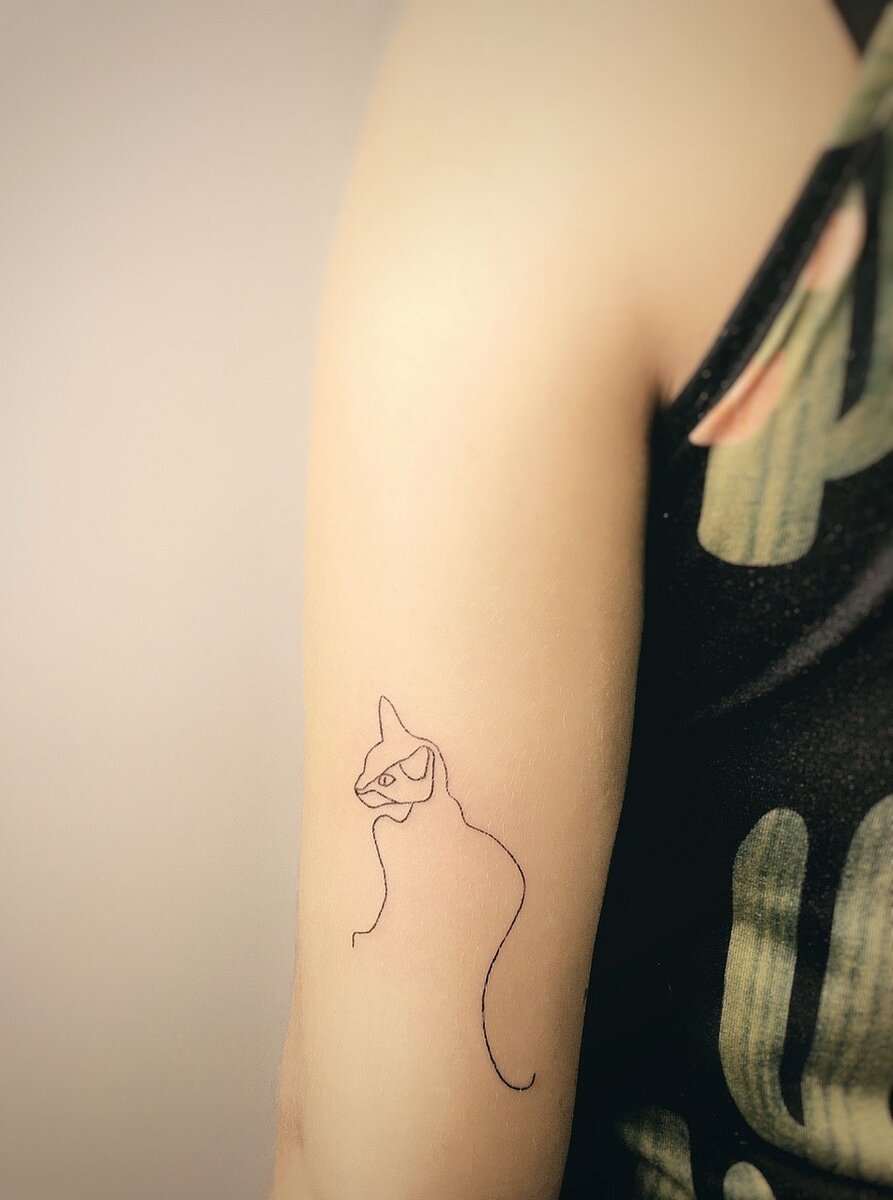 хэндпоук тату (свежая работа мастера Студии Аллы Ромазановой) менее болезненные за счет небольших размеров и минимальной травматизации кожи