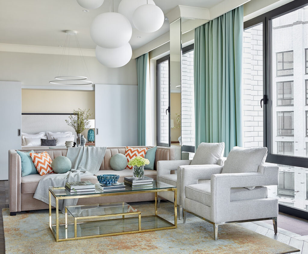 Гостиная. Мебель, Dantone Home; люстра, Flos; ковер, New Rug Handmade; плед на диване, AtelierTati; на журнальном столике, DG Home, авторская керамика Елены Пиковской.