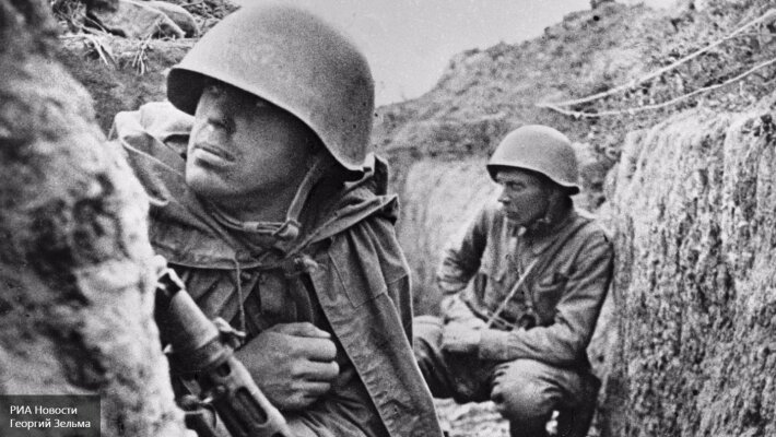 Советские солдаты в окопах.