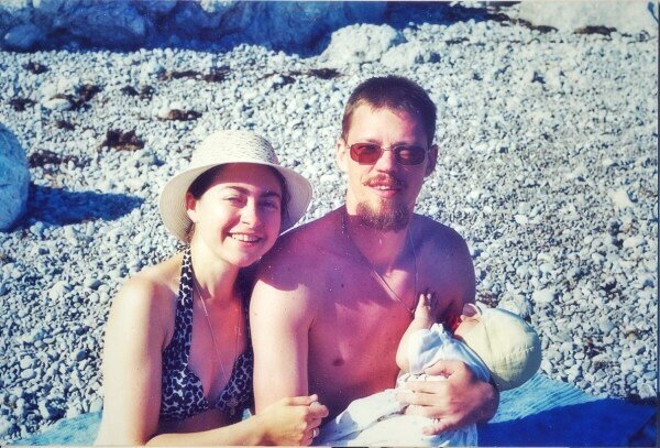 Это мы с мужем с маленьким сыном в каком-то далеком году. Счастливые, что он родился.