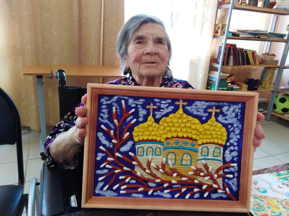 Марии Ивановне 91 год, она живет в Ржевском доме престарелых Тверской области. Эту картину она сделала из пластилина и ватных палочек — без инструкции и образцов, совершенно самостоятельно 