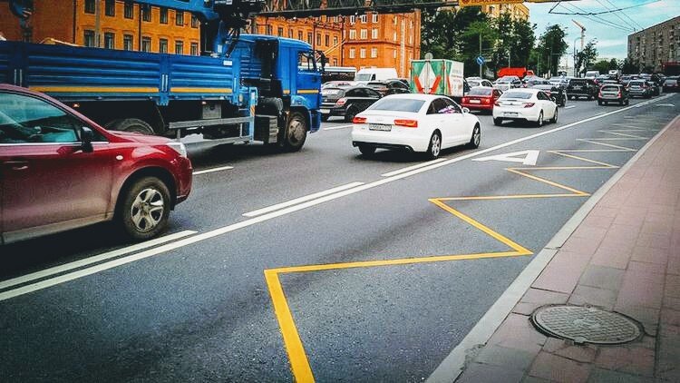 Жёлтые зигзаги хорошо видны в темноте.