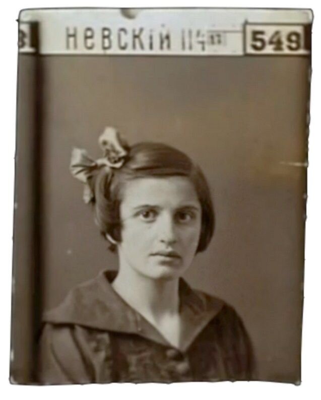 Айн Рэнд родилась и выросла в Санкт-Петербурге. После революции 1917 года с семьей переехала в Крым в Евпаторию, где прожила 3 года. 