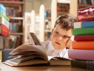   проверке техники чтения учитываются: 
скорость;
осознание прочитанного;
отсутствие пропусков и ошибок в произношении слов;
наличие смыслового ударения, пауз.

Стандартные показатели скорости чтения школьников (в минуту):

1 класс – 30-40 слов;
2 класс – 40-60 слов;
3 класс – 60-80 слов;
4 класс – 90-120 слов.
Чтобы повысить технику чтения, ребёнок должен плавно, постепенно переходить от медленного слогового чтения к чтению целых слов. К концу начальной школы это должно быть сделано, иначе в среднем звене школьнику будет очень трудно усваивать большие объёмы материала.

Стоит заметить, что многих детей, особенно в 1 классе, пугает сам процесс публичной проверки техники чтения. Отсюда могут возникнуть ошибки, этим же порой можно объяснить и низкую скорость. Поэтому, возможно, стоит ещё раз проверить ребёнка дома. Если результат повысится, то же произойдёт и с самооценкой маленького чтеца.


