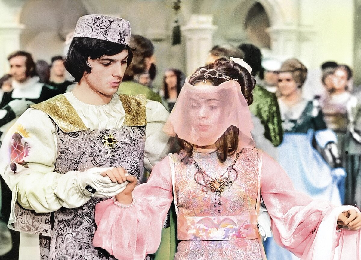 Кадры из фильма "Три орешка для Золушки" 1973г