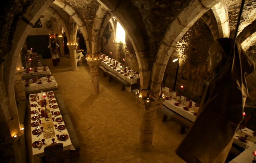 В замке перед трапезой. Реконструкция