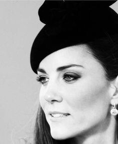 Кетрин и Елизавета II посетили показ мод в «De Montfort University»