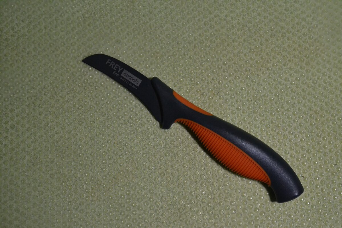 Нож для вырезки и очистки овощей.