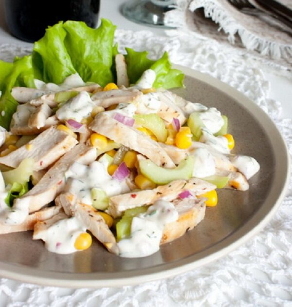 Вкусный праздничный салат с курицей