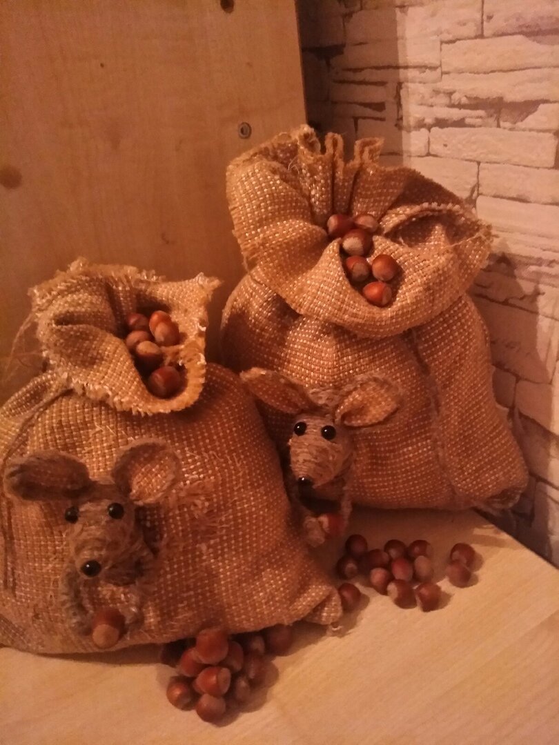 фото автора 


Чтобы сделать такую мышку - воришку
Понадобится:
Мешок или мешковина
Бечевка 
Клеевой пистолет 
Проволока 
Фольга 
Бусинки половинки(для глазок)
Синтепон или вата для наполнения самого мешка