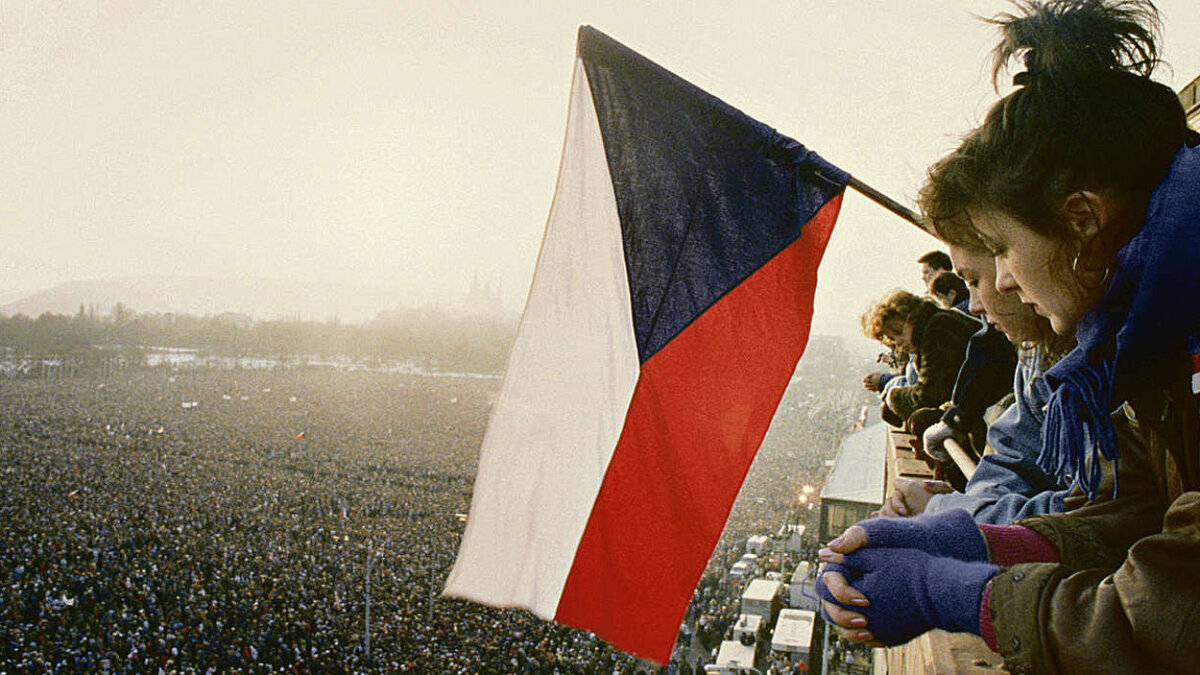 Чехословакия люди. Чехословакия 1989. Революция в Венгрии 1989. Революция в Чехословакии 1989. Бархатные революции 1989.