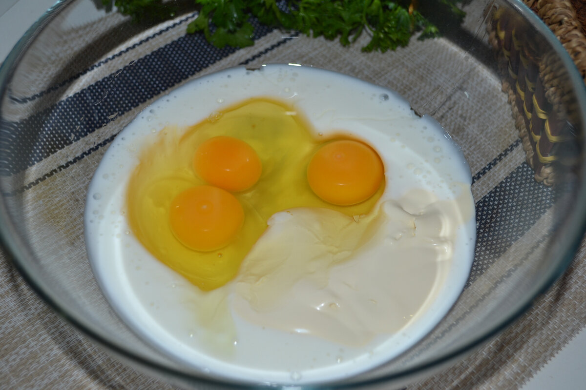 Готовлю закусочный пирог, когда хочется просто, дешево и вкусно. Очень мягкое тесто. (как по мне, так рецепт на скорую руку)