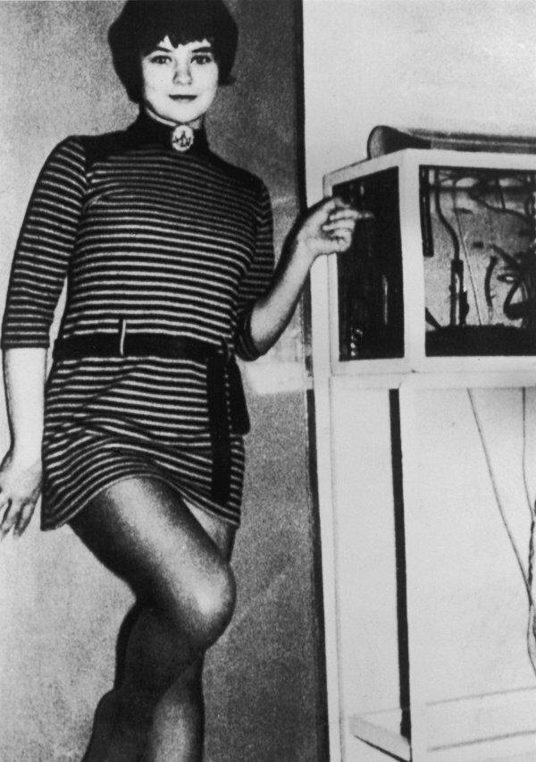 Судебное разбирательство закончилось, но по закону Мэри нельзя было приговорить к тюремному заключению из-за несовершеннолетия. Следствие пришло к выводу, что нахождение Мэри в психиатрической больнице или интернате для трудных подростков также сопряжено с риском. Поэтому до совершеннолетия она содержалась в спецприюте для асоциальных детей, а затем в тюрьме с минимальным надзором «Мур-Курт». Во время судебного разбирательства мать неоднократно продавала историю Мэри прессе. Девочке было только 11 лет, вышла на свободу она только через 23 года. Сейчас она живет под другим именем и фамилией. Это дело хорошо известно как «Дело Мэри Белл».
Джон Венейблс (13 августа 1982 года) и Роберт Томпсон (23 августа 1982 года)