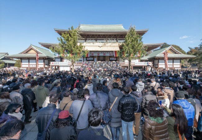 Японцы впервые в новом году посещают храм 