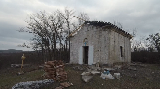 Полуразрушенная церковь в глухих местах в Крыму. И старинное кладбище вокруг.