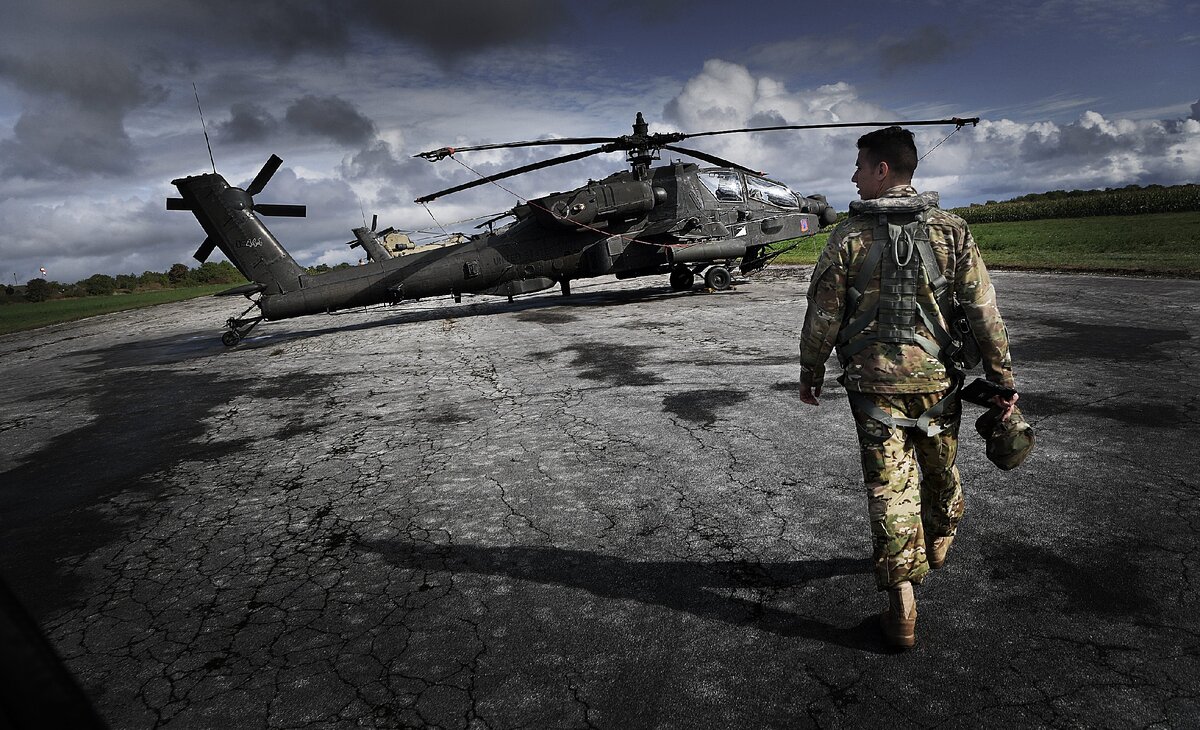 Вертолеты Apache во время военных учений в Швеции - Фото: ZUMA\TASS