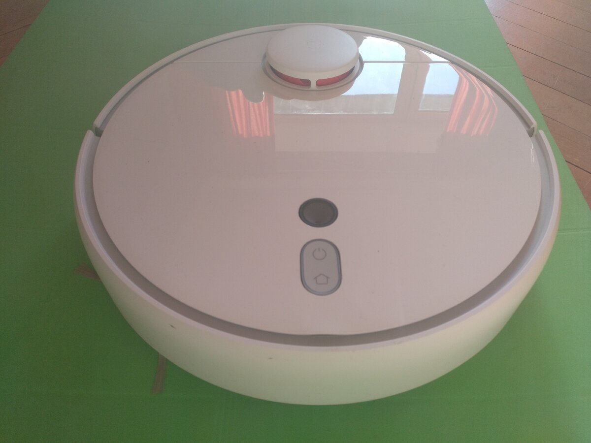 Это фото почти сразу после покупки. Сейчас он выглядит потрепаннее и, если не протирать, то густо усеян сверху кошачьей шерстью :)