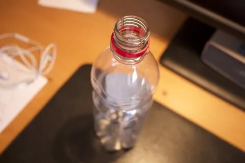 Пустая бутылка на столе к