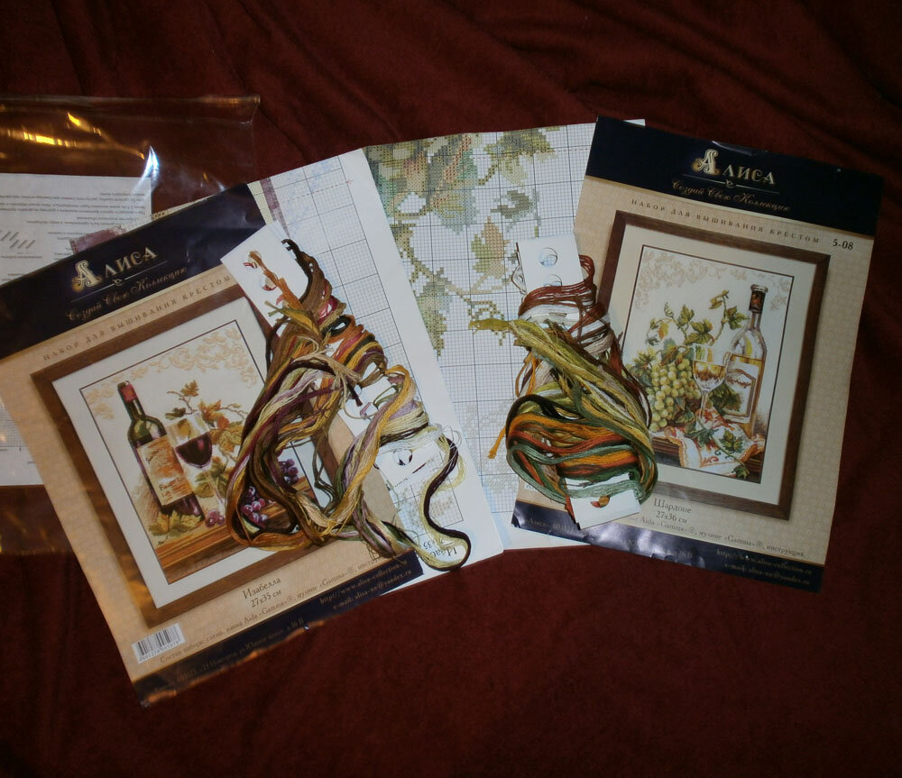 От этих наборов осталось довольно много ниток. Я их продала по 100 рублей каждый комплект.