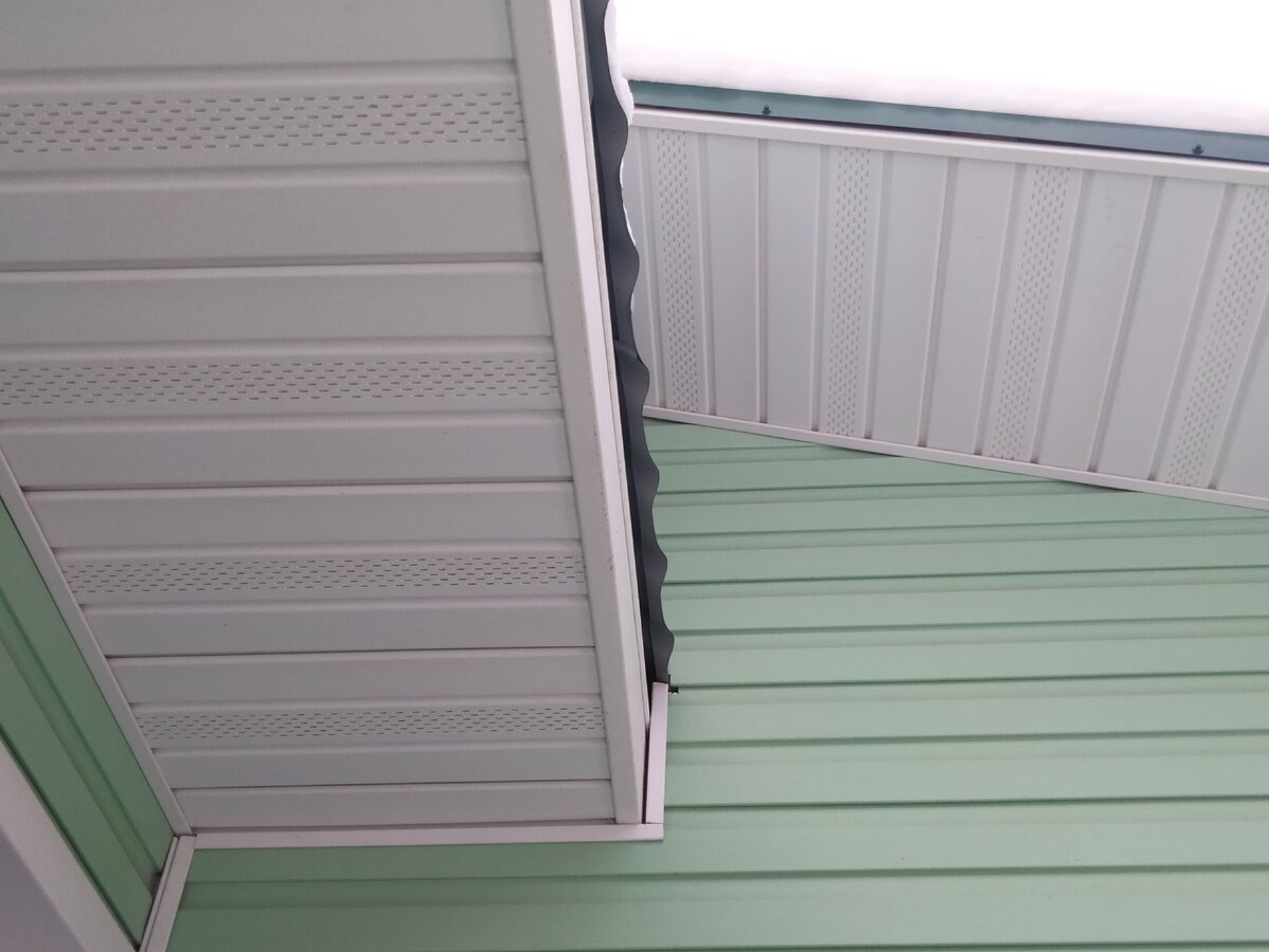 Перфорированные детали сайдинга на свесах