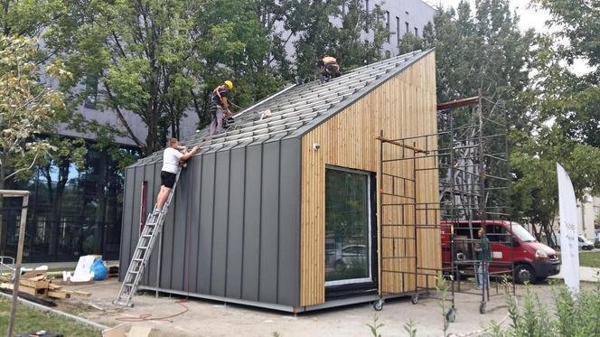 Дом очень маленький, поэтому вряд ли повлияет находящееся рядом здание