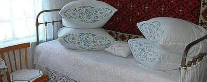 В деревне уютно очень и нарядно. За весь день нельзя было лежать и даже сидеть на кровати.