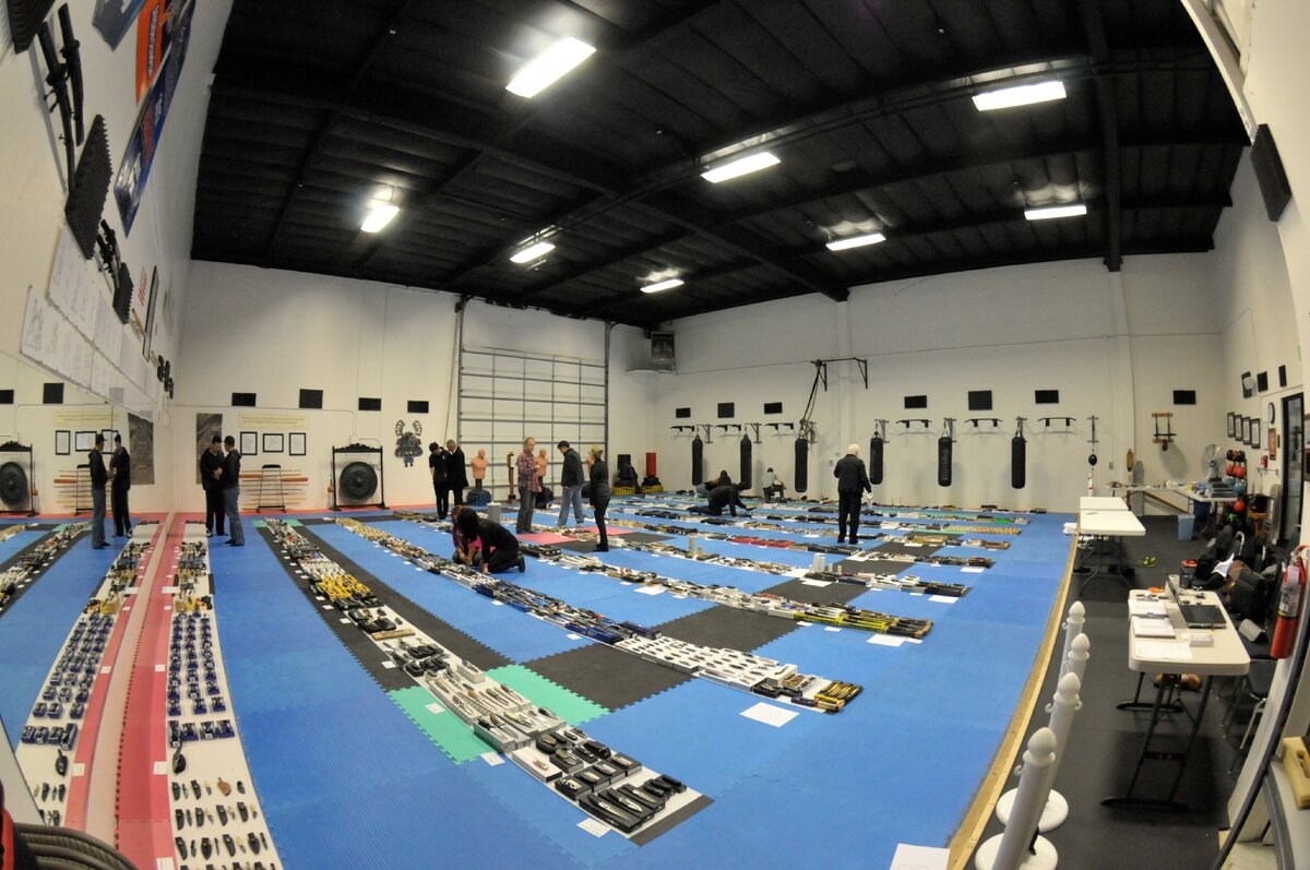 Друзья помогают Луису Меркадо готовить коллекцию к подсчету