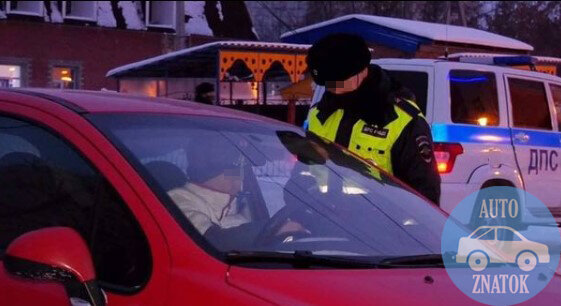 Сотрудник ГАИ предлагает водителю пройти в патрульный автомобиль 