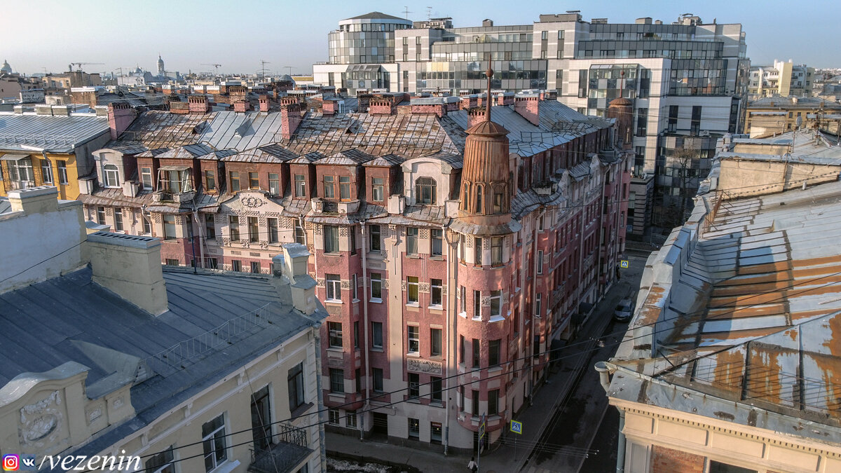 И даже стих пришёл в голову, рассматривая этот дом с высоты.