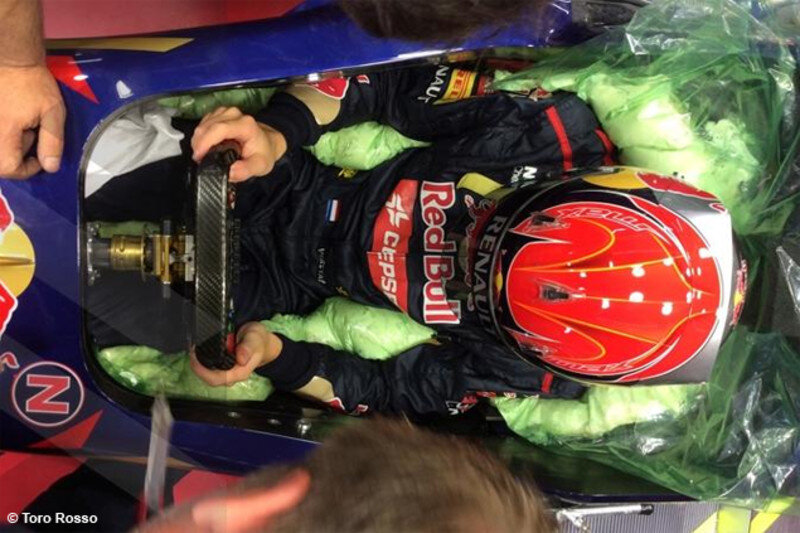 Пример создания сидения, делается слепок пилота из пены.