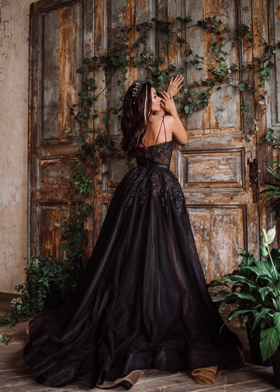 В то время траур делился на периоды и для каждого предназначался определенный вид платья. В первый год и один день траура вдовам разрешалось носить только черное платье, полностью покрытое крепом. Голову и лицо должен был закрывать траурный чепец или шляпка с вуалью. Запрещалось все блестящее, даже пуговицы на одежде были матовыми. 
После первого года шел период «полутраура», который длился шесть месяцев. Теперь женщины могли использовать в качестве отделки платья тот же черный креп, постепенно добавляя к нему немного цвета и возвращаясь  к блестящим тканям. Кроме того, вдова уже могла одеть шляпку, украшенную перьями.

Мужчинам было проще – траур длился шесть месяцев. Помимо черного фрака, они обязаны были носить специальную повязку на рукаве или на шляпе, однако уже через полгода мужчина мог сразу вступать в брак.