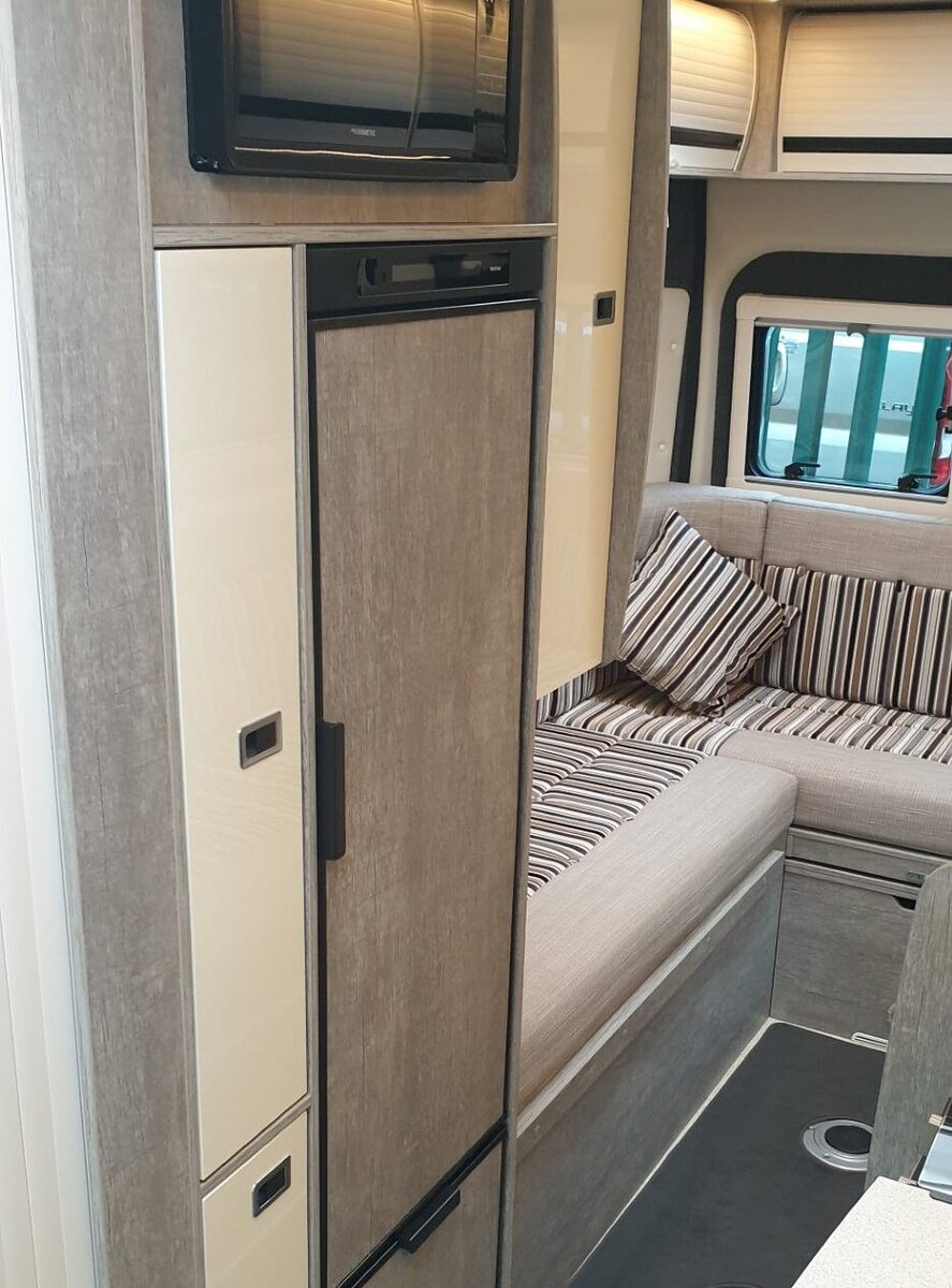 Никто не додумался, а вот англичане сделали удобный автодом в фургоне ...