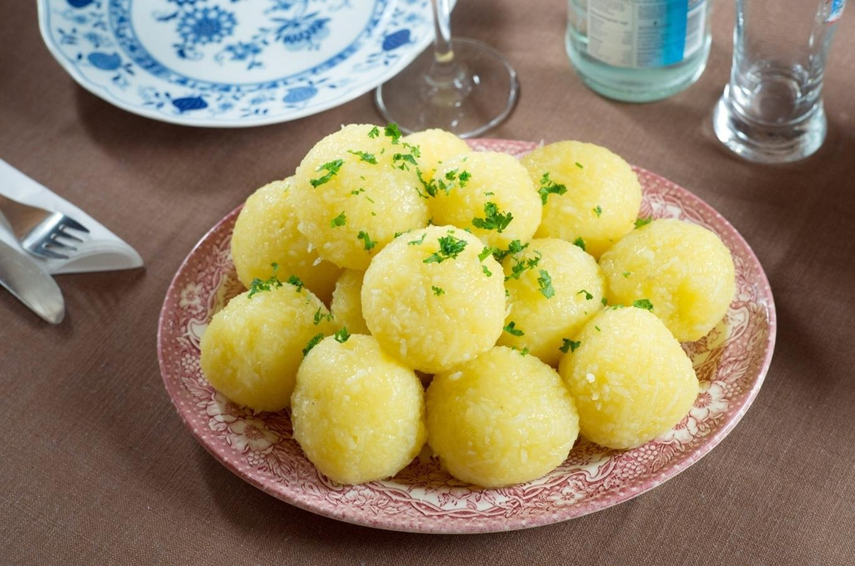 ньоки картофельные ньокки. клецки. белорусские картофельные клецки. блюда из картошки белорусской кухни. картофельные кнедли германия.
