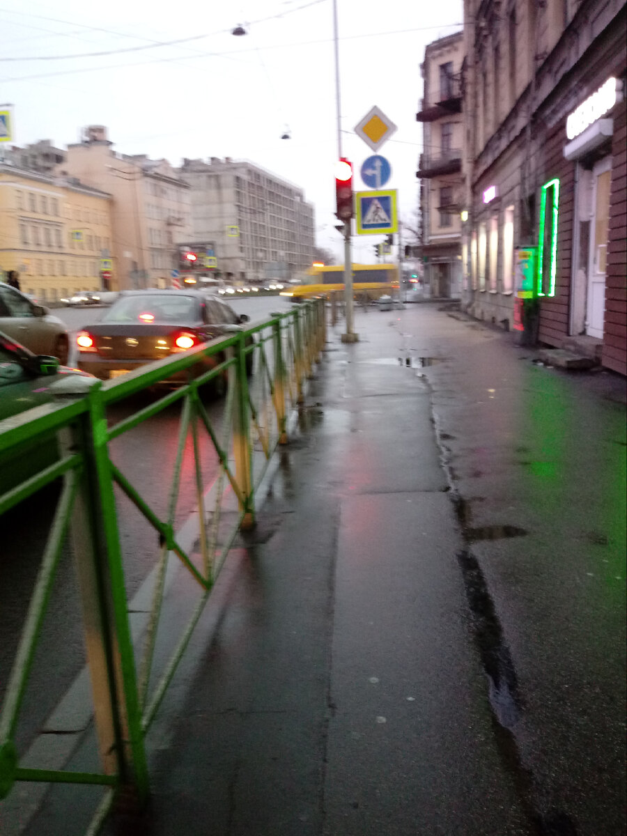 Спарава парадная или подъезд? А может чёрный вход по факту?