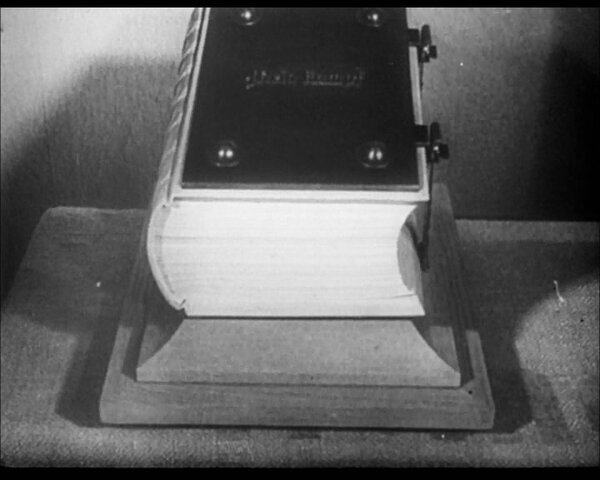 году.ФУНДАМЕНТ ЛЕНИНИАНЫ."Обыкновенный фашизм" очевидно сделан к 20-й годовщине Победы. Делали картину два года. Там много НЛП, антинаучной хуйни и очень много пропаганден. При этомВЕЛИЧАЙШИЙ ЗАКАДРОВЫЙ ТЕКСТ.Работа группы Рома над фильмом "Обыкновенный фашизм" была уникальной. Ребята перелопатили сотни километров пленки в Белых столбах и Берлине.